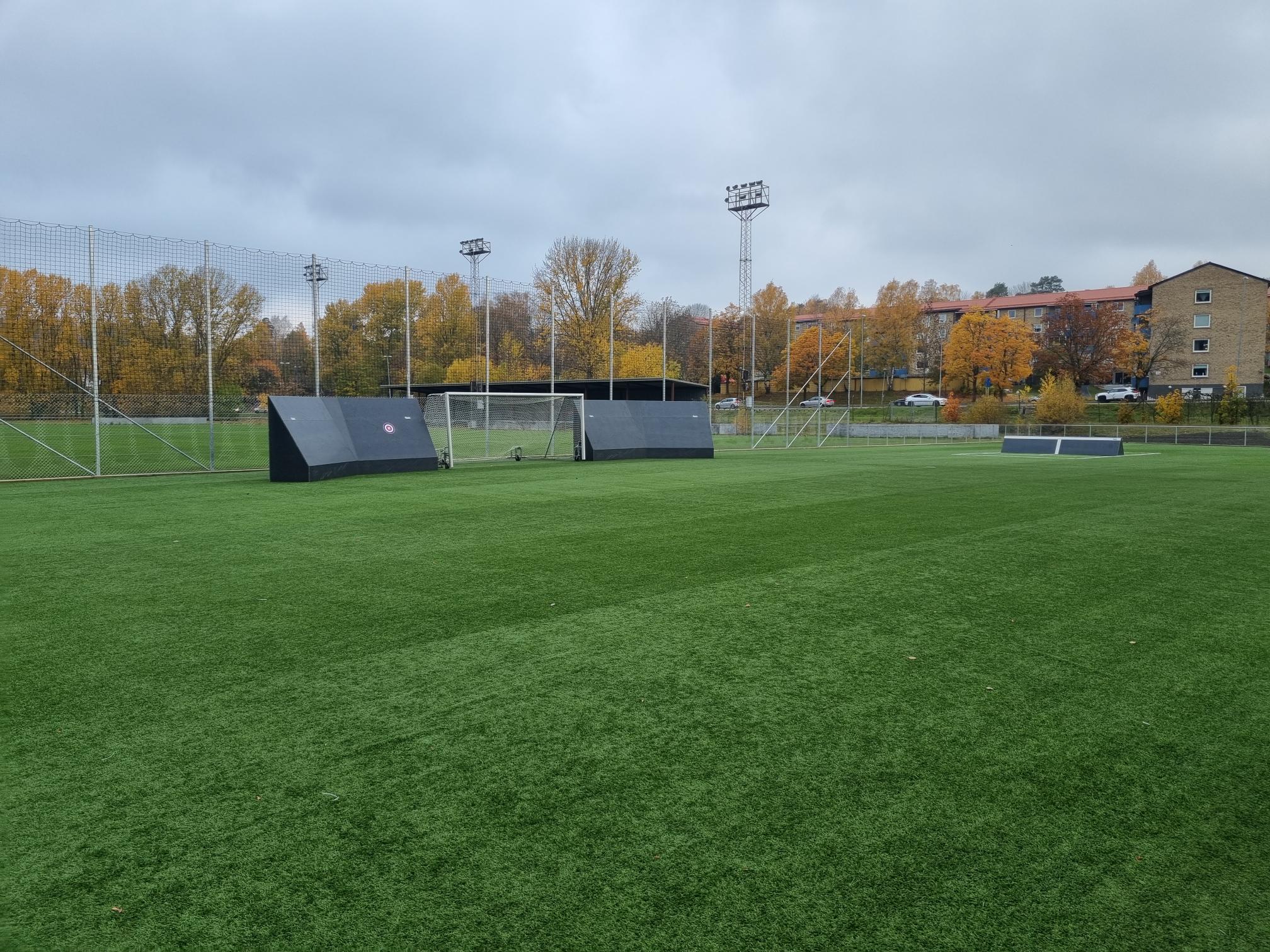 Ny konstgräsplan med mikroplastfritt infill på Bårsta IP i Södertälje ...