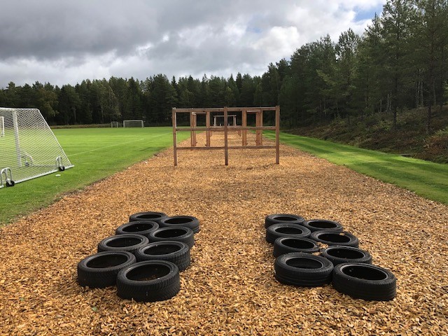 utform hinderbana i trä från unisport