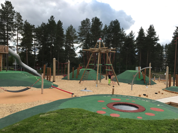 allaktivitetspark umedalen med konstgräs och fallskyddsgummi från Saltex