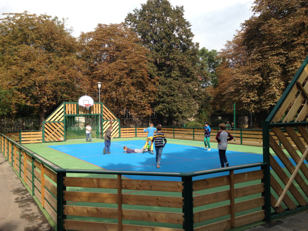 Agorespace First multiarena i trä och stål unisport