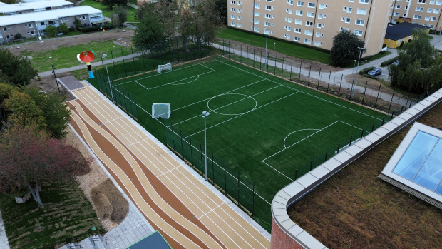 eleonoraskolan hallunda skolgård konstgräs gummiasfalt lek o aktivitet saltex