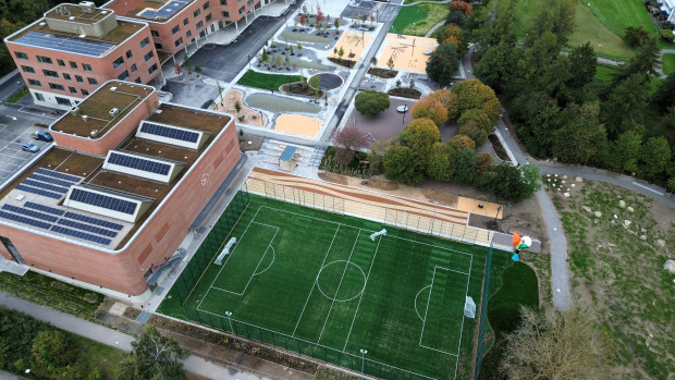 eleonoraskolan hallunda skolgård konstgräs gummiasfalt lek o aktivitet saltex