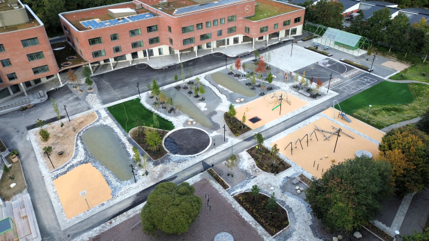 eleonoraskolan hallunda skolgård konstgräs gummiasfalt lek o aktivitet saltex