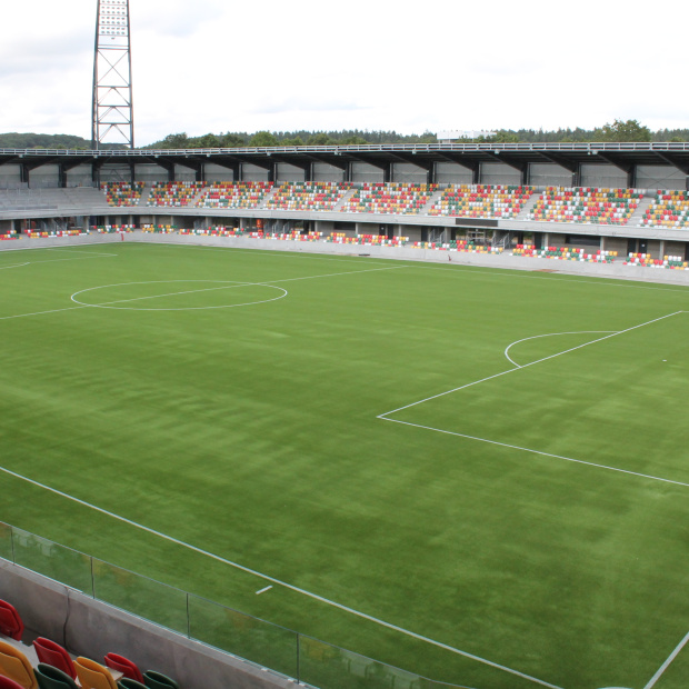 kunstgræs fodbold og tribunestole jysk park Saltex