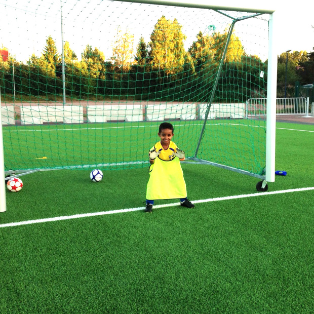 Jalkapallomaalit, vaihtoaitiot, kulmaliput, jalkapallot, jalkapalloväineet jne.