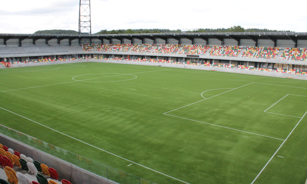 kunstgræs fodbold og tribunestole jysk park Saltex